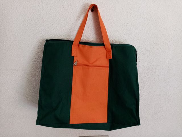 Una bolsa de color verde y naranja.
