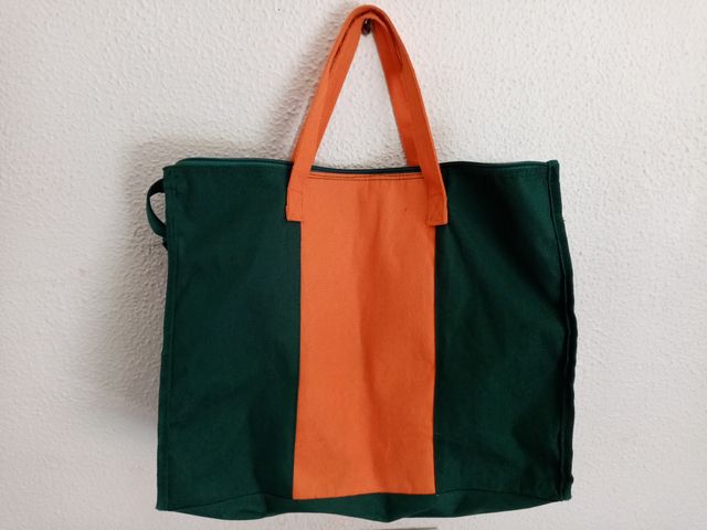 Una bolsa de color verde y naranja.