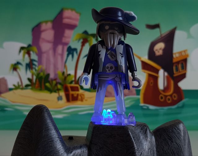 Playmobil Pirata transparente con base luminosa