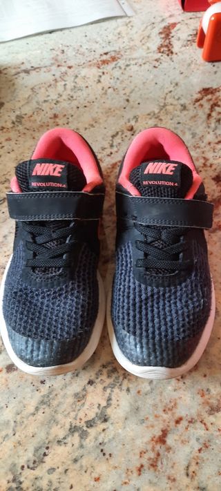 Zapatillas Nike Revolution talla 30 negro de segunda mano por 10 EUR en  Valencia en WALLAPOP