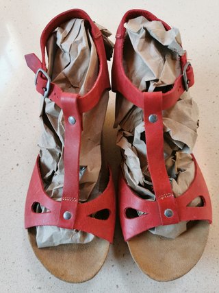 Sandalias rojas. De piel.