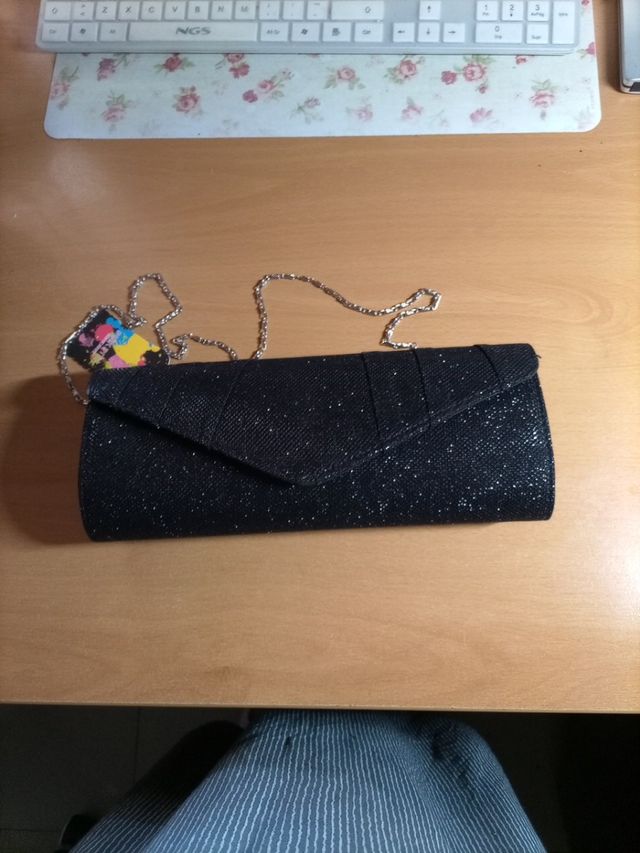 Bolso de mano color negro