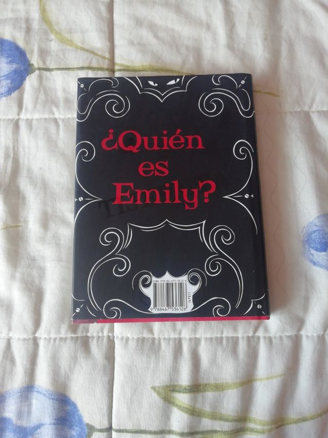 LIBRO EMILY THE STRANGE 