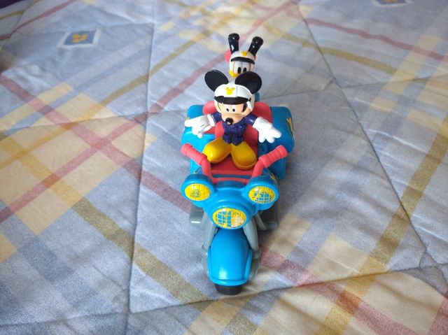 Moto Mickey mouse y Pluto.