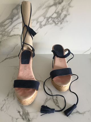 Sandalias de cuña de esparto de Mimao de segunda mano por 14 EUR en  Castro-Urdiales en WALLAPOP