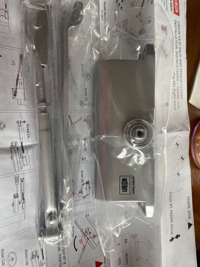 Cierra puertas de seguridad.