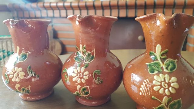 Antiguas jarritas de barro
