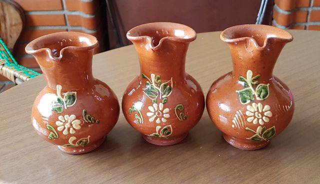 Antiguas jarritas de barro