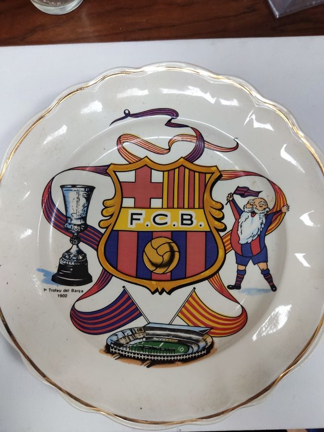 Barça, bicchiere e piatto commemorativi.