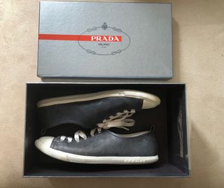 Zapatillas Prada Mujer 38, azul oscuro, originales de segunda mano por 50  EUR en Madrid en WALLAPOP