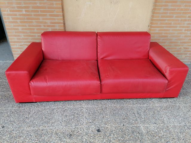 PRECIOSO SOFÁ DE CUERO ROJO