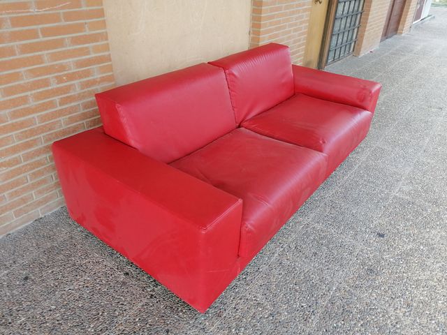 PRECIOSO SOFÁ DE CUERO ROJO