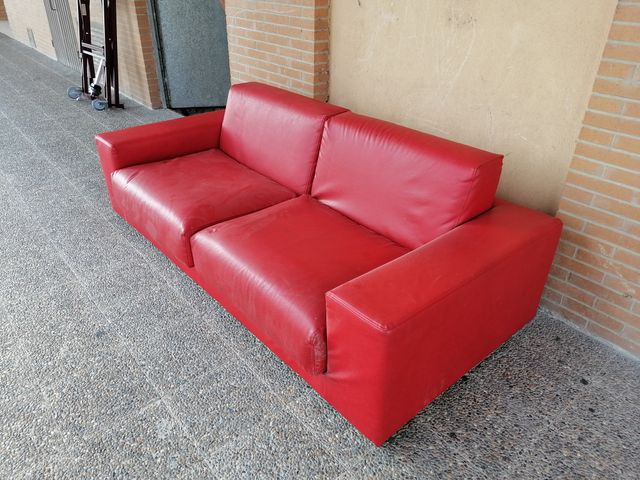 PRECIOSO SOFÁ DE CUERO ROJO