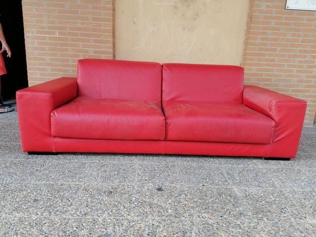 PRECIOSO SOFÁ DE CUERO ROJO