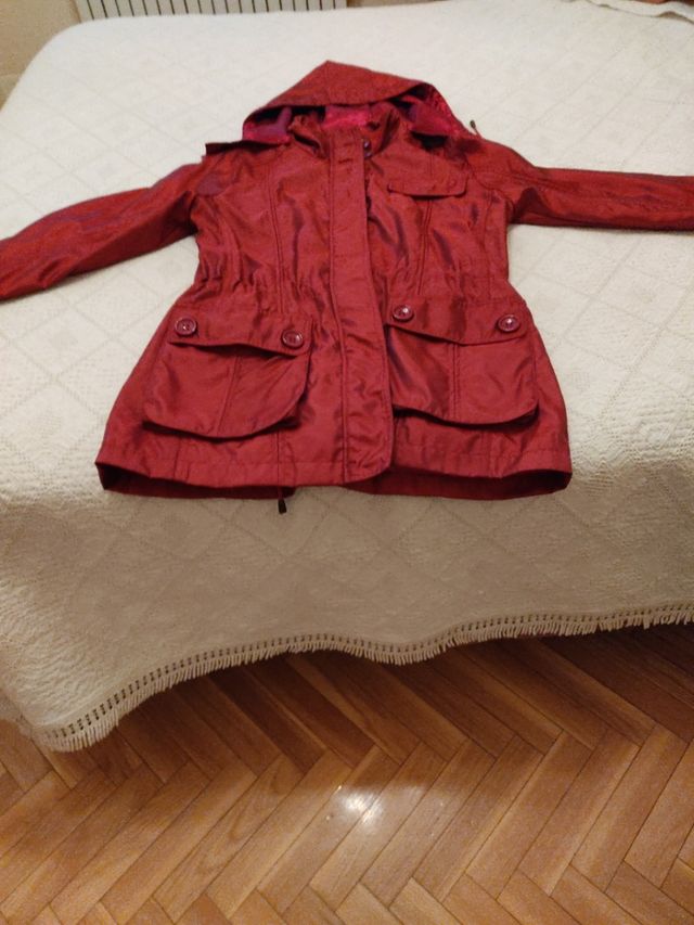 Chubasquero Burdeos con capucha. Talla S y M