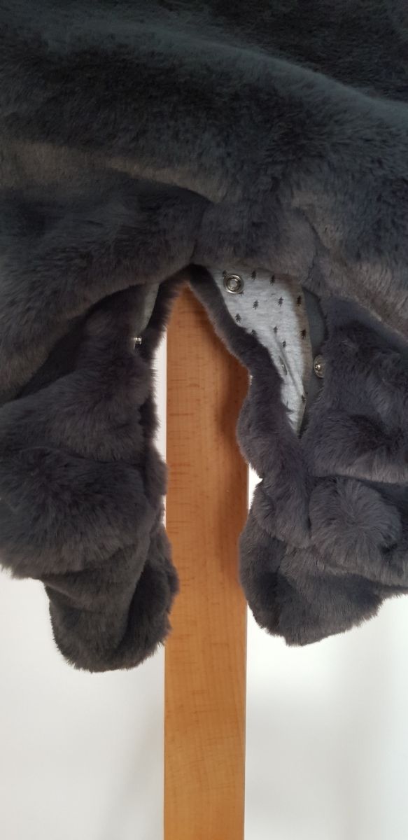 Buzo pelo capucha gris