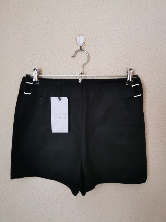 Pantalón corto chica talla 38 de Bershka nuevo.