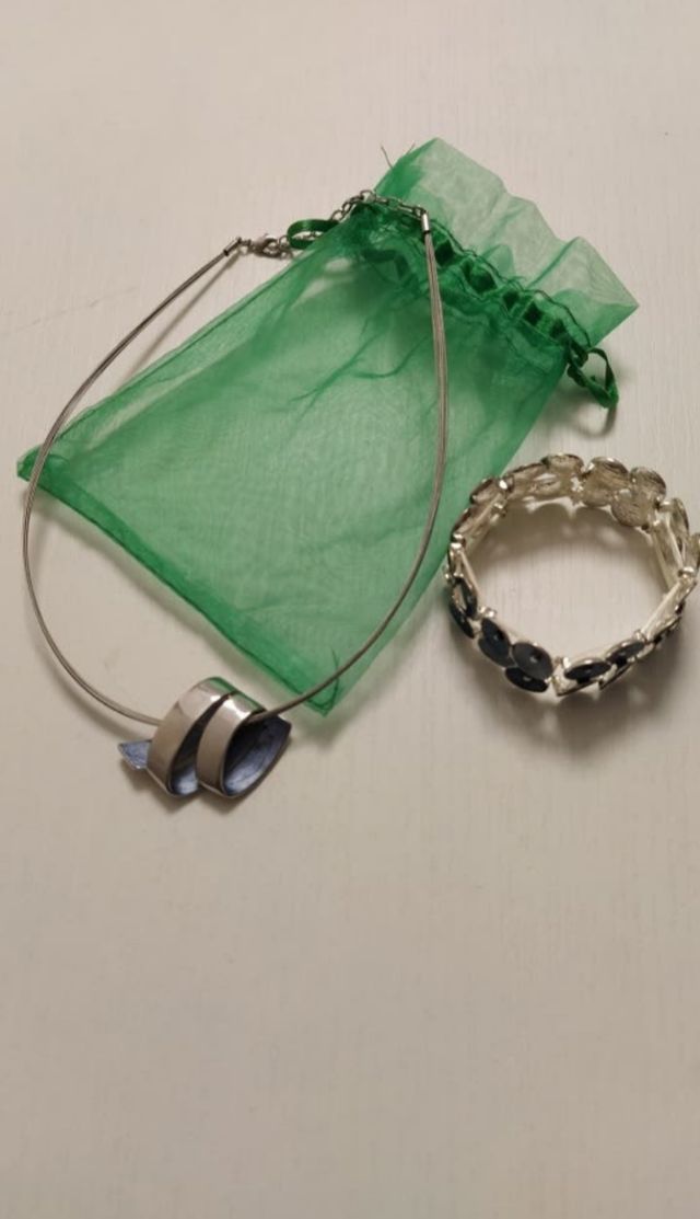 Conjunto de colgante y pulsera a estrenar