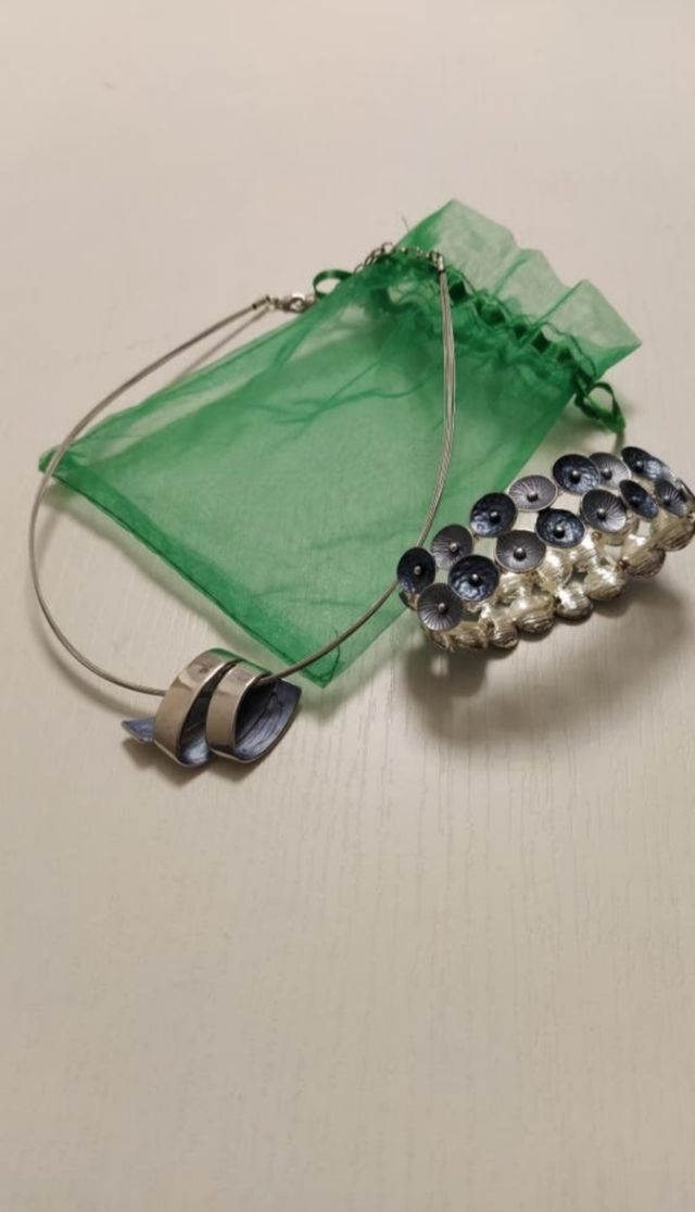 Conjunto de colgante y pulsera a estrenar