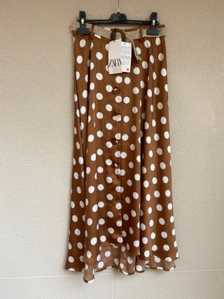 Falda lunares Zara de segunda mano por 20 EUR en Madrid en WALLAPOP