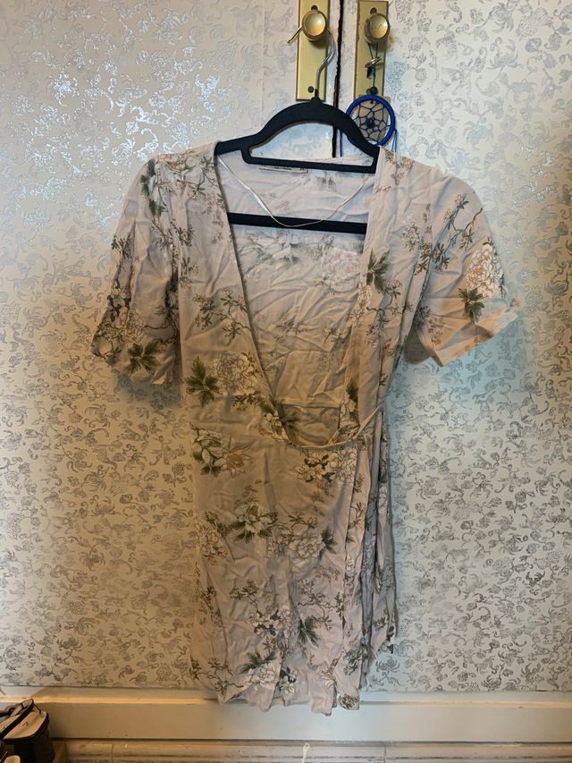 Vestido corto cruzado flores