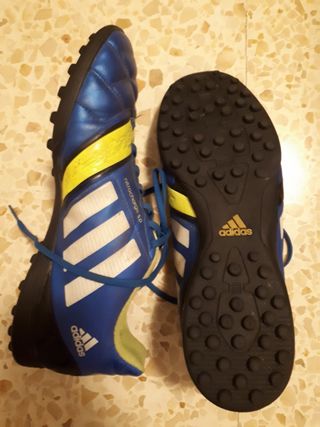 Botas futbol multitaco Adidas de segunda mano por 25 EUR en Sabadell en  WALLAPOP