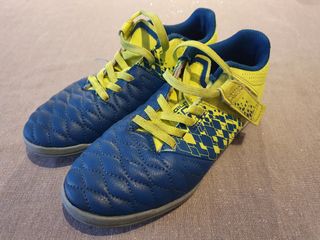 Botas fútbol de niño talla 34 de segunda mano por 8 EUR en Barcelona en  WALLAPOP