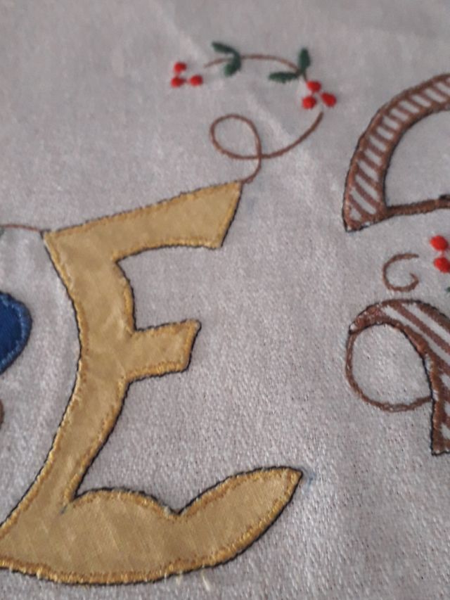 Bolsa antigua con bordados