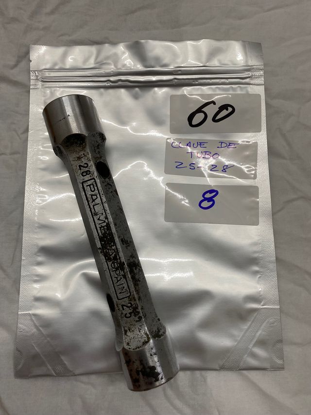 Llave de tubo. Herramientas.