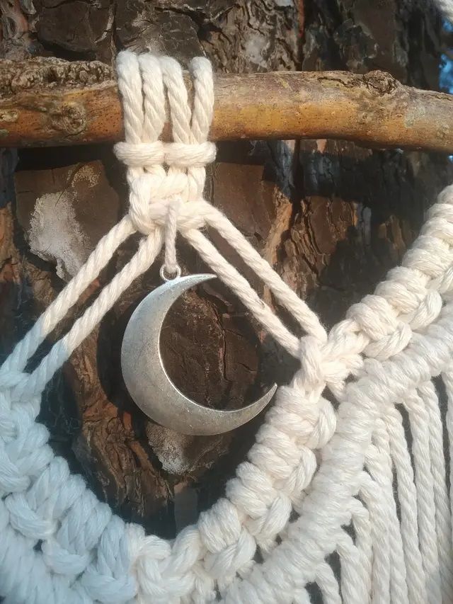 Tapiz de macrame artesanal luna y cuarzo