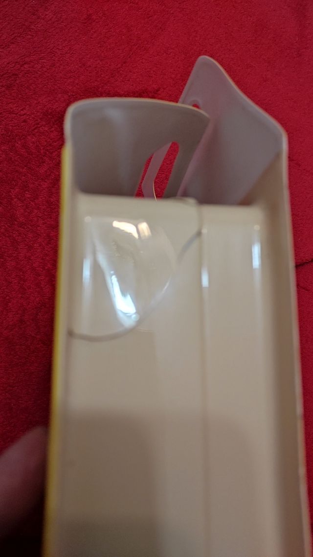 MALETA CON 4 VHS DE Pokemon.