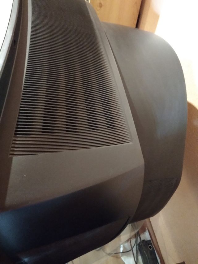 Televisor Samsung con mesa