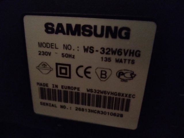 Televisor Samsung con mesa