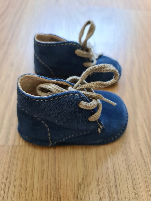 Botines azul ante bebé nuevos