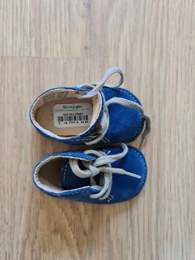 Botines azul ante bebé nuevos