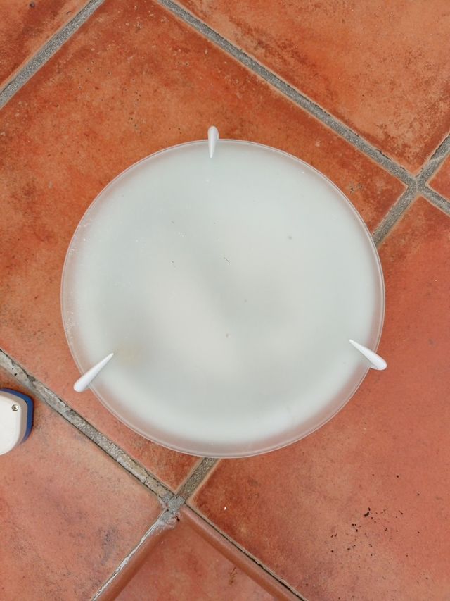 Plafón redondo blanco.