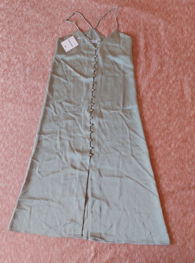 Vestido color verde militar sin usar.