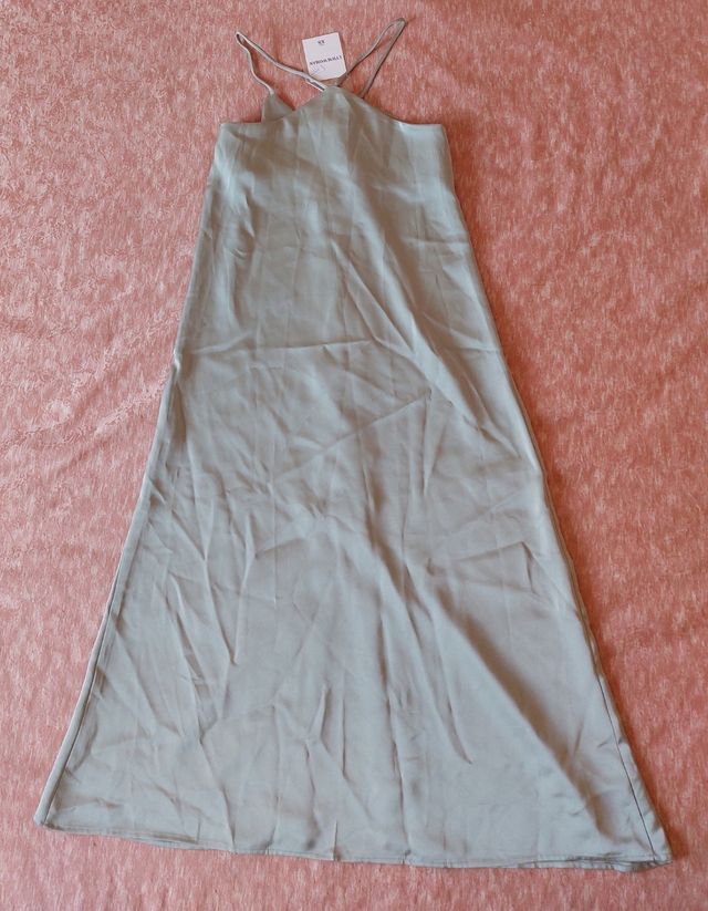 Vestido color verde militar sin usar.