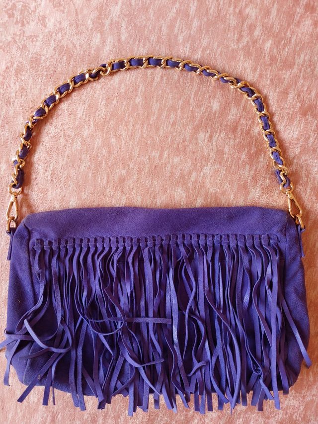 Bolso de flecos color morado.