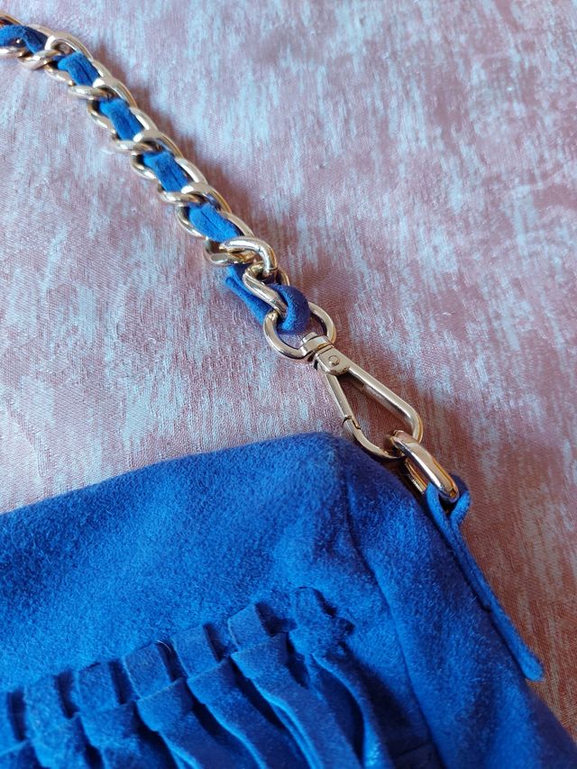 Bolso de flecos color morado.