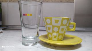 Cuatro tazas desayuno Dolce Gusto y 2 vasos de segunda mano por 15 EUR en  Palomeque en WALLAPOP