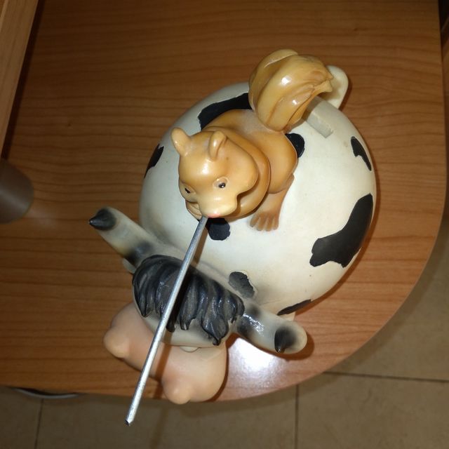 hucha vaca con ardilla encima