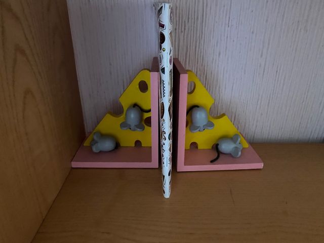 Sujeta libros infantil