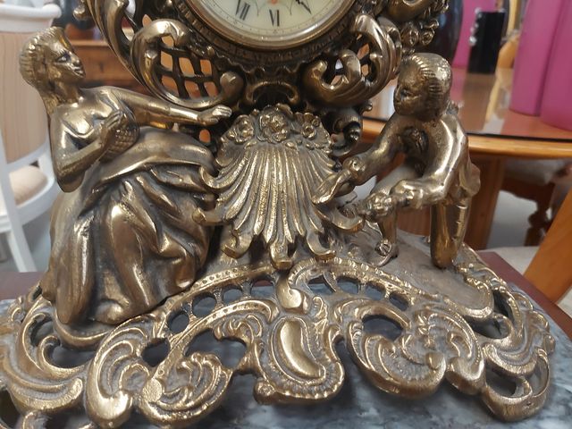 Reloj de bronce con base de mármol.