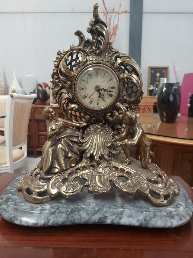 Reloj de bronce con base de mármol.