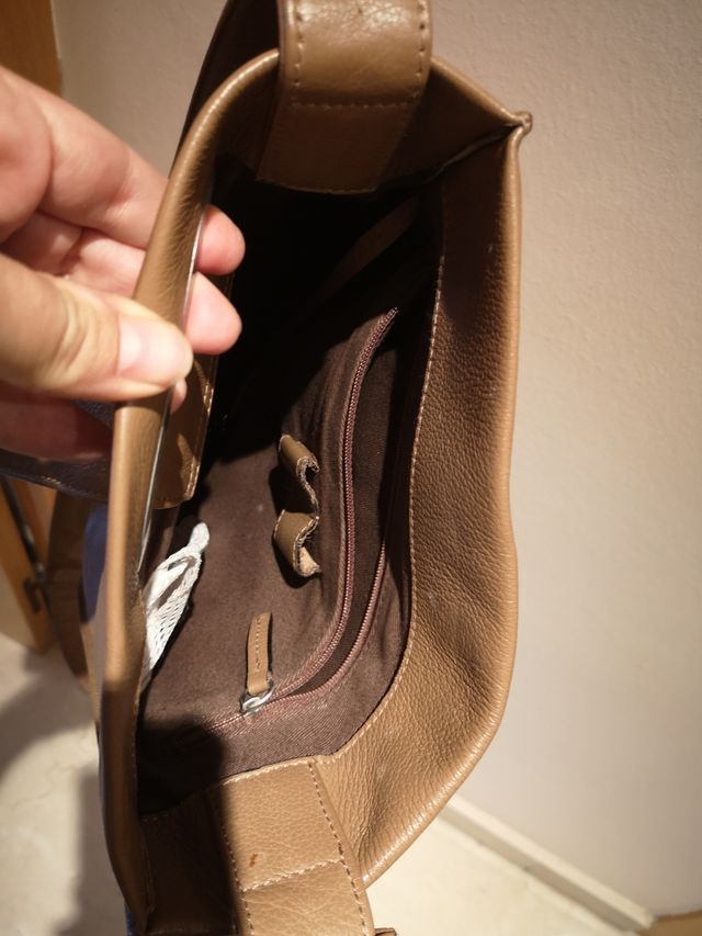 Bolso de piel, color camel, original diseño