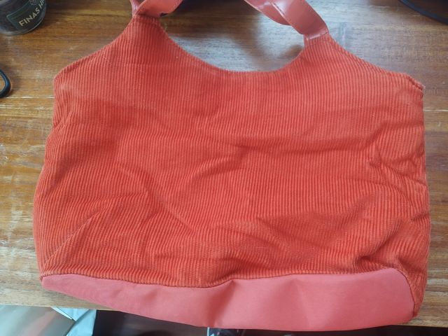 bolso color rojo coral