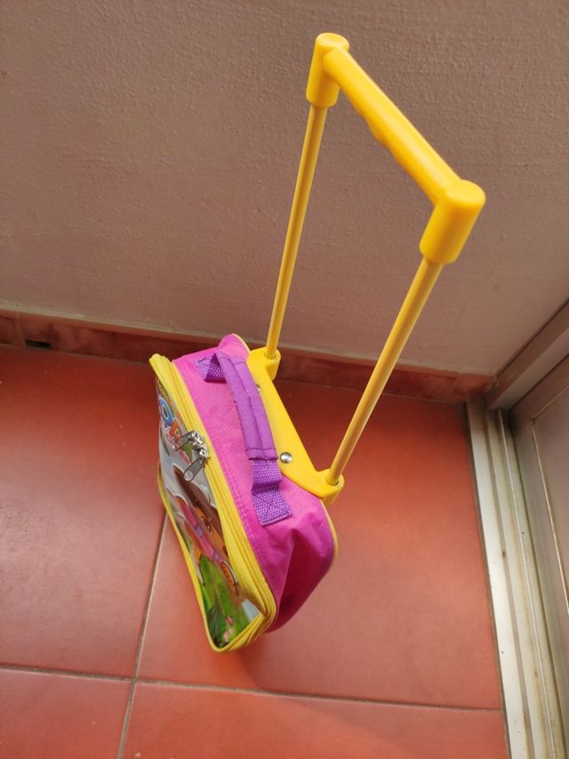 Mochililla de dora con su carrito