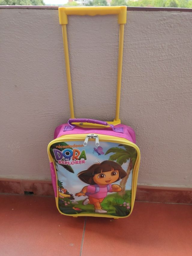 Mochililla de dora con su carrito