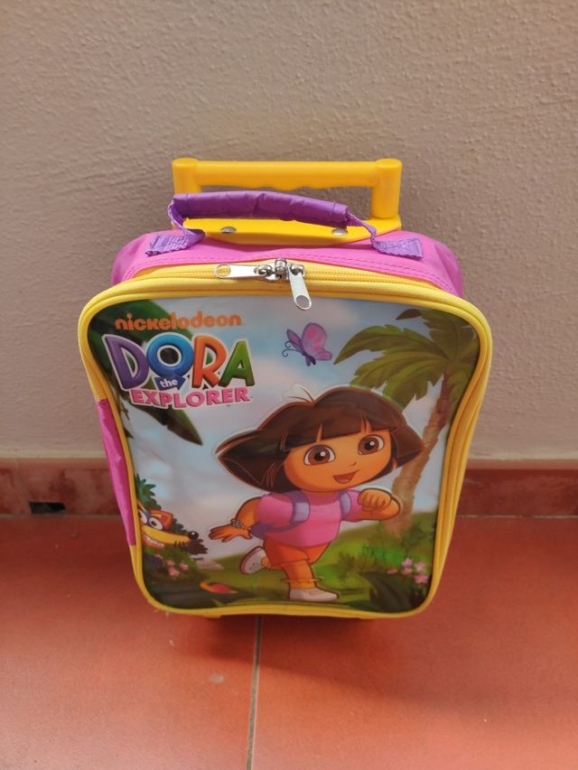 Mochililla de dora con su carrito